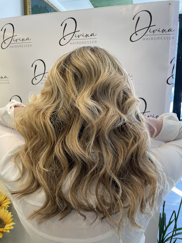 Divina Hairdresser